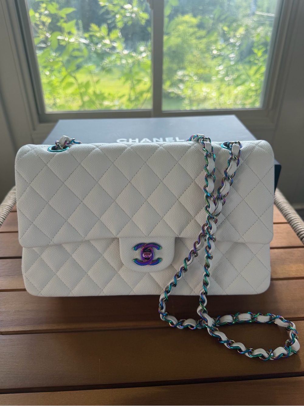CHANEL White Quilted Leather Shoulder Bag with Iridescent Chain Strap